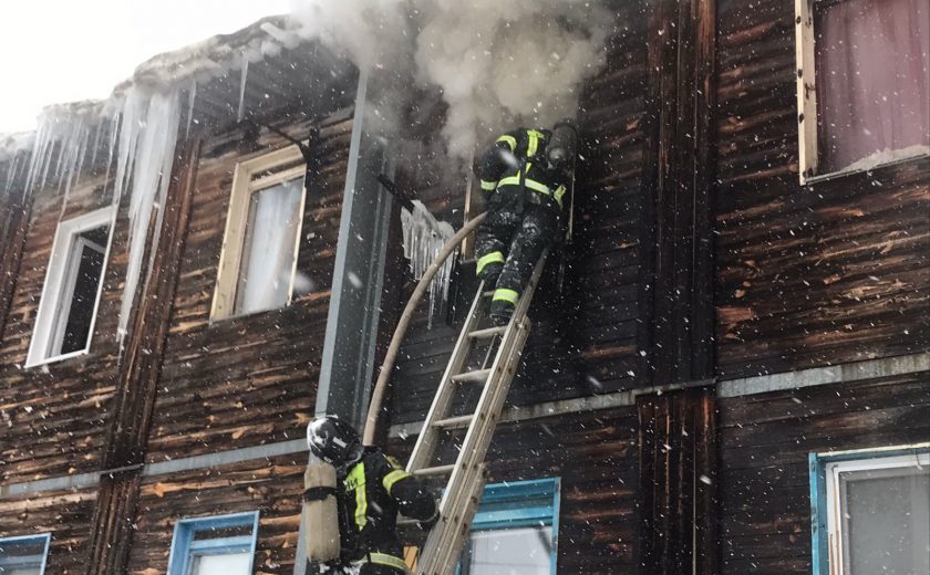 Под Тулой больше двух часов не могут потушить пожар в двухэтажном деревянном доме