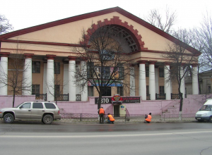 В здании бывшего кинотеатра 