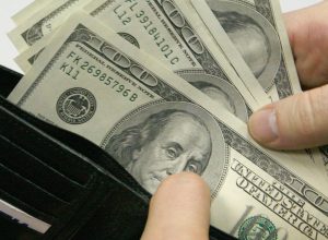 Житель Новомосковска украл у пожилой знакомой 110 долларов
