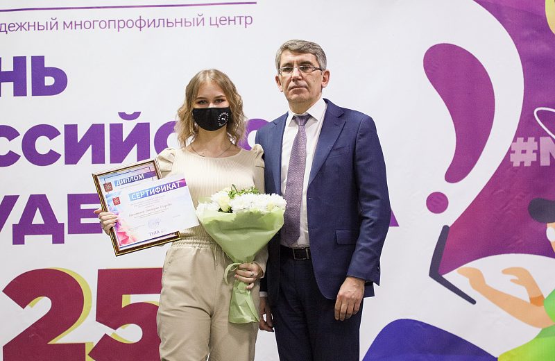 Дмитрий Миляев вручил именные стипендии отличившимся тульским студентам