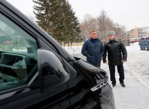 Алексей Дюмин передал тульским росгвардейцам новые автомобили и снаряжение