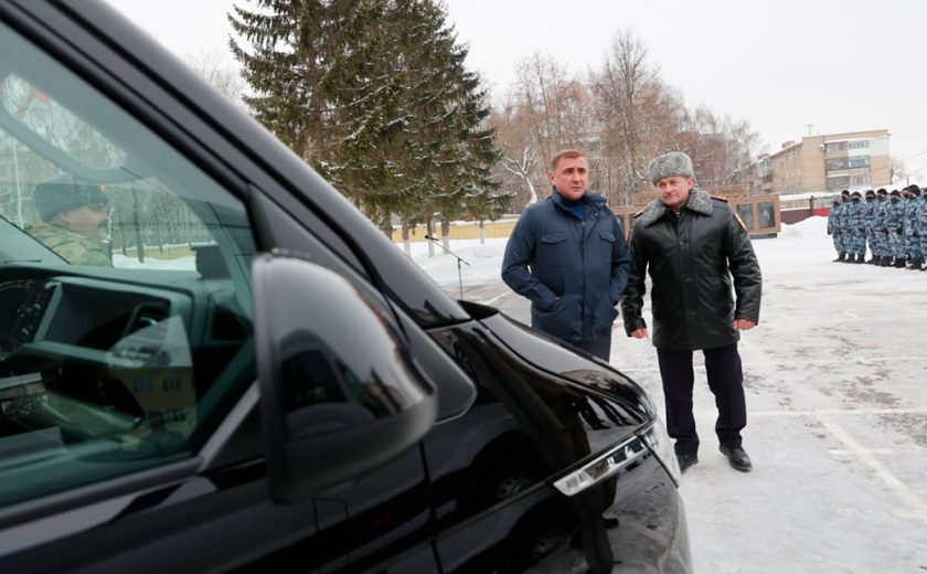 Алексей Дюмин передал тульским росгвардейцам новые автомобили и снаряжение