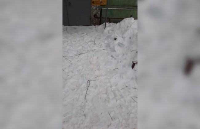 В Туле жилищники сбросили снег с крыши и ушли: сугробы и глыбы льда остались возле подъезда