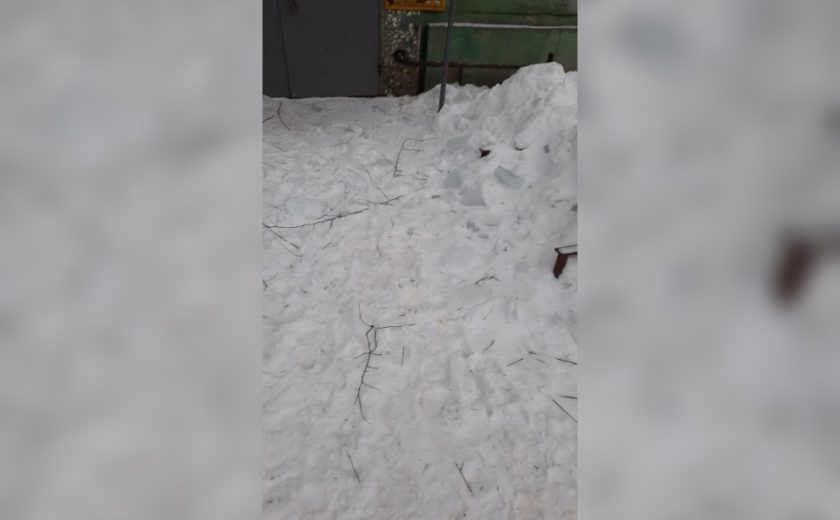 В Туле жилищники сбросили снег с крыши и ушли: сугробы и глыбы льда остались возле подъезда