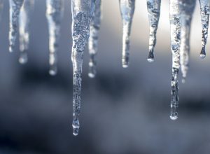 Жители Плавска могут обратиться в УК по вопросам уборки снега и наледи с крыш