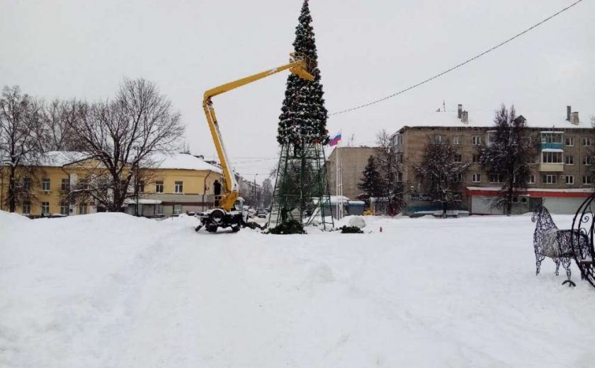 В Ясногорске демонтировали новогоднюю елку