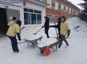 Ясногорские студенты расчистили от снега территорию техникума