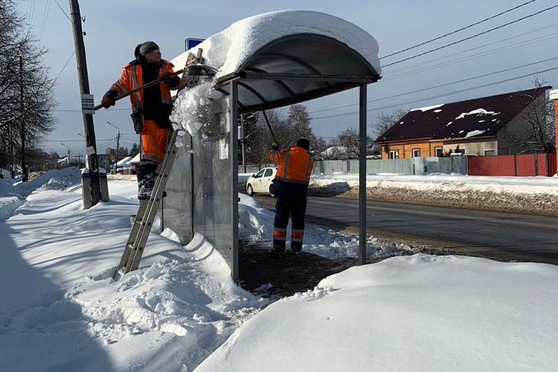 В Туле чистят снег с крыш остановочных павильонов