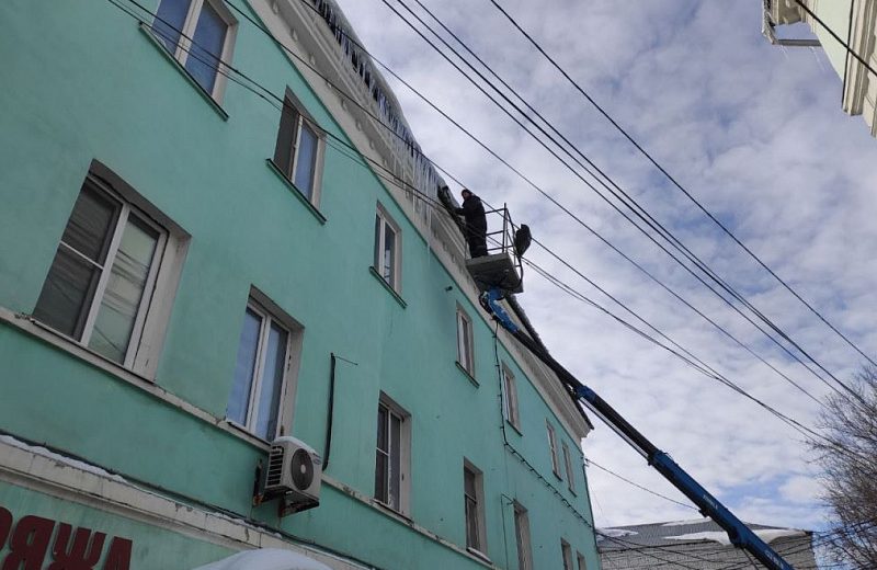 В Туле усилили работу по уборке снега и наледи с кровель зданий | ИА ...