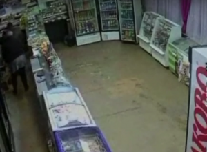 В Узловой мужчина совершил вооруженное нападение на магазин и ранил продавца