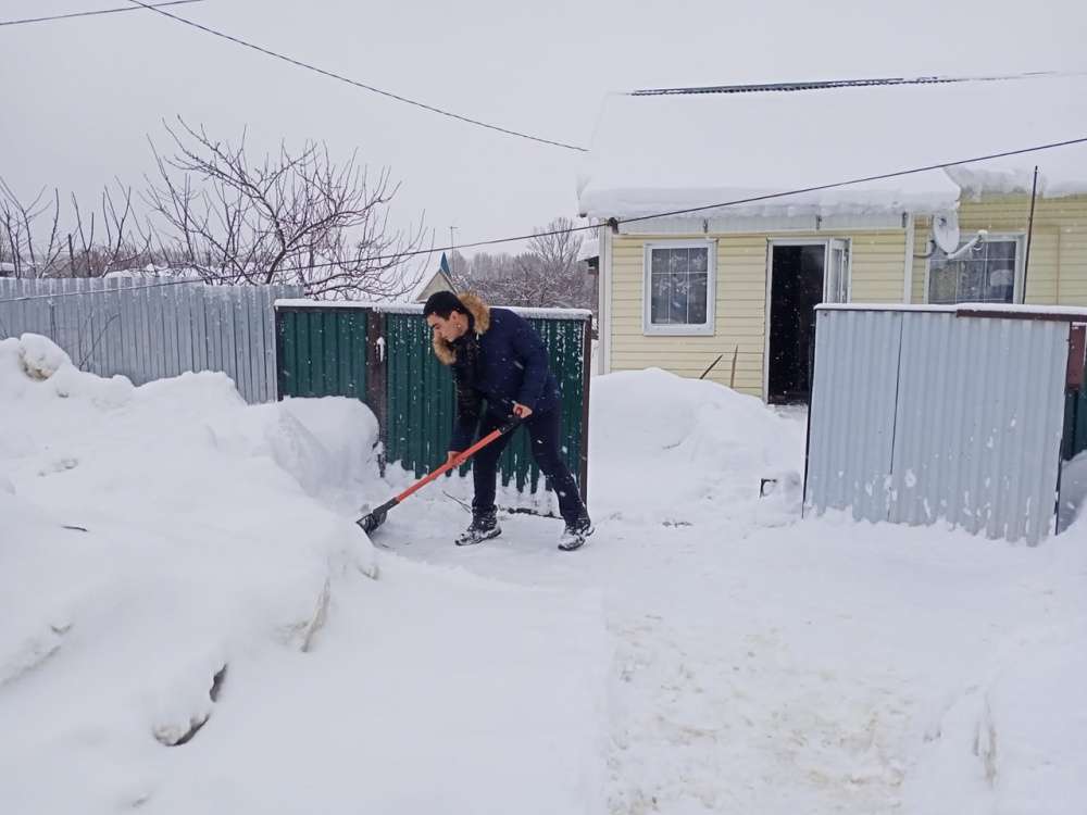 Дубенские волонтеры помогают убирать снег одиноким пенсионерам