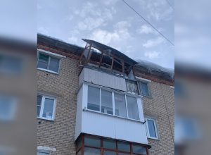 В Новомосковске сотрудники УК сбивали сосульки с крыши и разрушили балкон