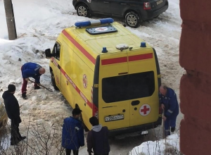 В Новомосковске машина скорой помощи застряла во дворе дома на час