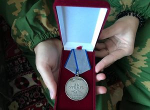 Поисковики вернули жительнице Суворова награду ее деда