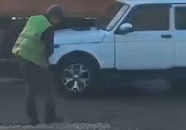 «Новые технологии»: в Донском рабочий засыпал ямы на дорогах щебенкой и притоптал ее ногами