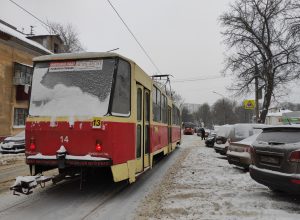 Машина на трамвайных путях: водитель заплатит 5 тыс. рублей за каждый час простоя вагона