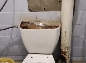 Тулячка показала «поющий фонтан» в туалете поликлиники горбольницы №11