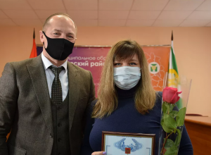Николай Терехов передал молодым семьям сертификаты на жилье в Узловском районе