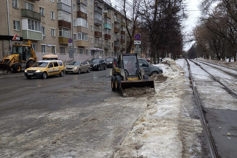 Свыше 100 единиц снегоуборочной техники убирают улицы Тулы