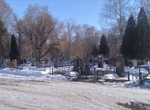 В Донском пьяный 33-летний мужчина повалил четыре памятника на кладбище и разбил мемориальную доску