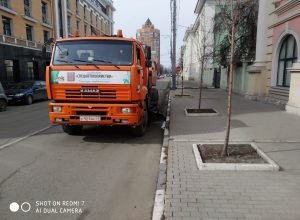 В Туле сотрудники ООО «Спецавтохозяйство» убирают дороги от смета и пыли