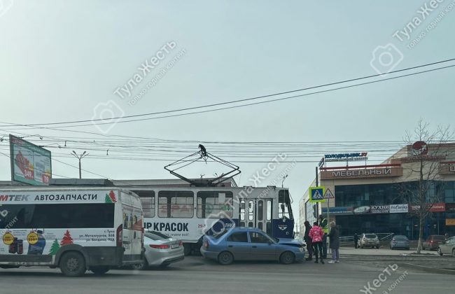 В Туле на ул. Металлургов столкнулись трамвай и легковушка