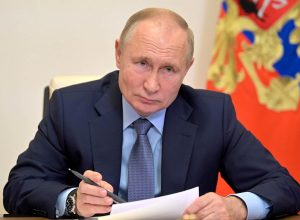 Владимир Путин подписал указ о ежемесячных выплатах нуждающимся семьям