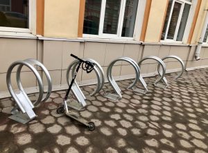 Илья Степанов подарил школьникам велопарковку