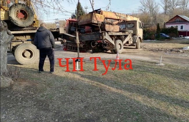 В Туле на улице Грибоедова мусоровоз и автокран провалились в яму