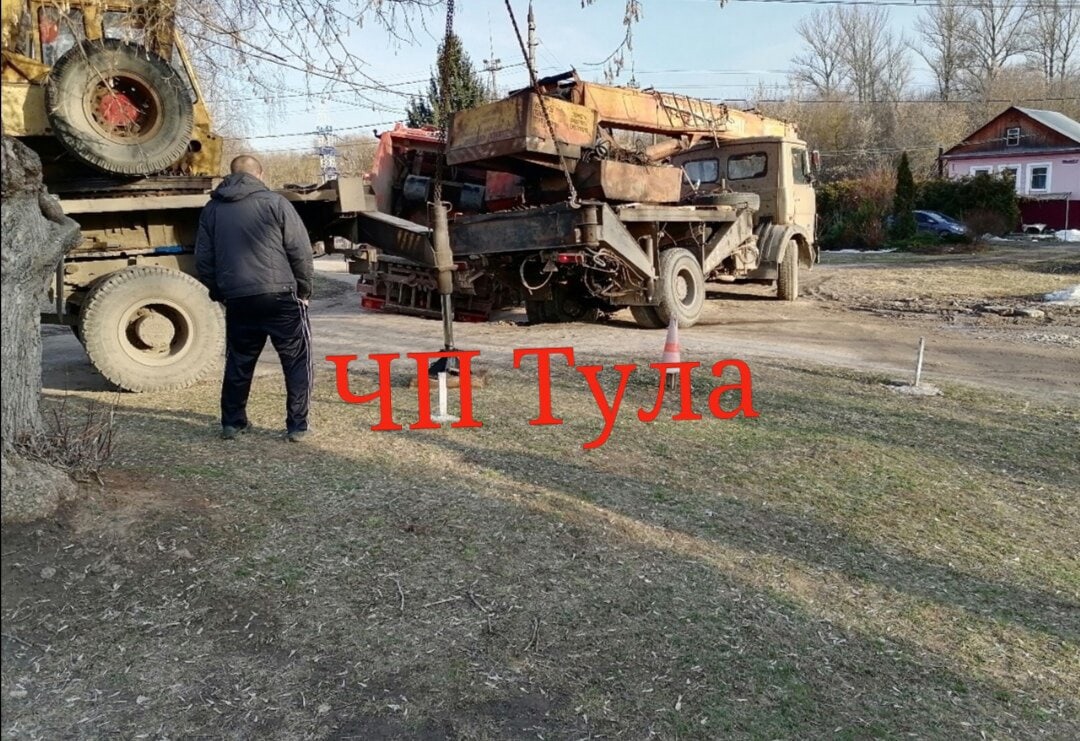 В Туле на улице Грибоедова мусоровоз и автокран провалились в яму