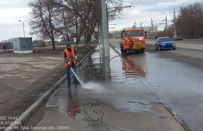 В Туле сотрудники ООО «САХ» ведут уборку городских улиц