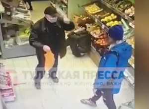 В тульском супермаркете мужчина избил пенсионера и набросился на продавца. Видео