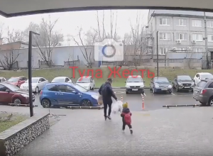 В Туле на ул. Сурикова на отца с сыном чуть не упал пакет с заморозкой
