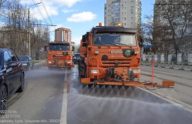 На тульских улицах сотрудники «САХ» очищают дороги и тротуары от смета и грязи