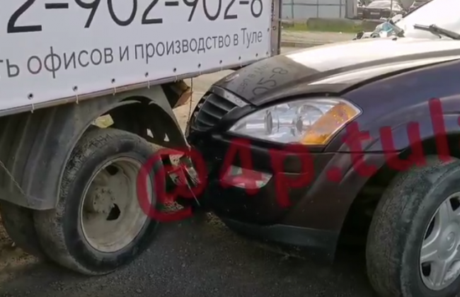 В Туле на ул. Рязанской иномарка врезалась в рекламный автомобиль
