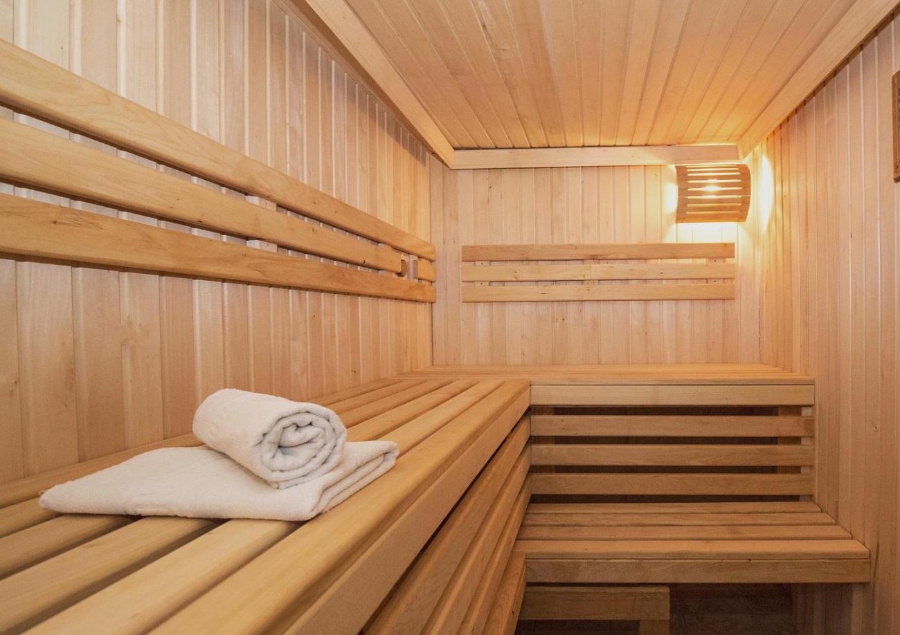 Закрыли в бане 100 градусов