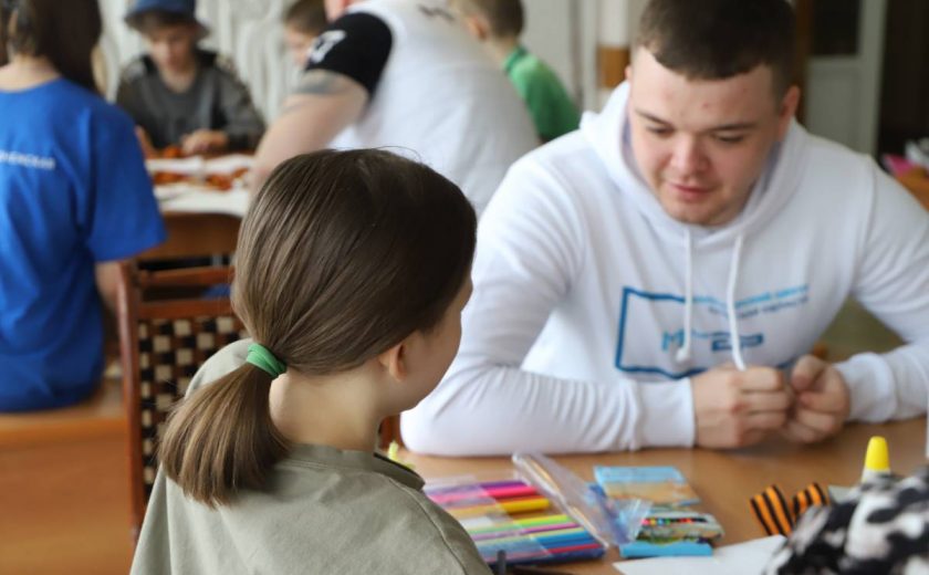 Волонтеры и дети Донбасса изготовили поздравительные открытки для ветеранов