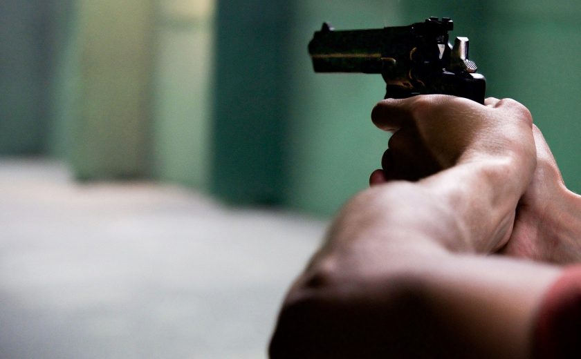 Житель Новомосковска открыл стрельбу из травматического пистолета на улице