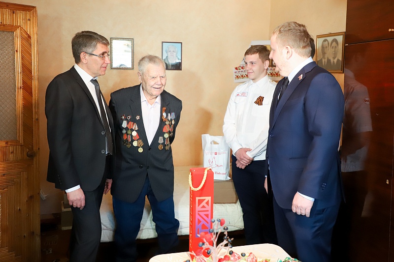 Дмитрий Миляев поздравил тульских ветеранов с Днем Победы