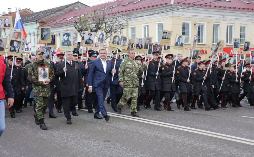 Алексей Дюмин принял участие в шествии Бессмертного полка в Туле