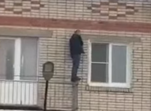 В Тульской области мужчина выпал с балкона пятого этажа общежития. Видео