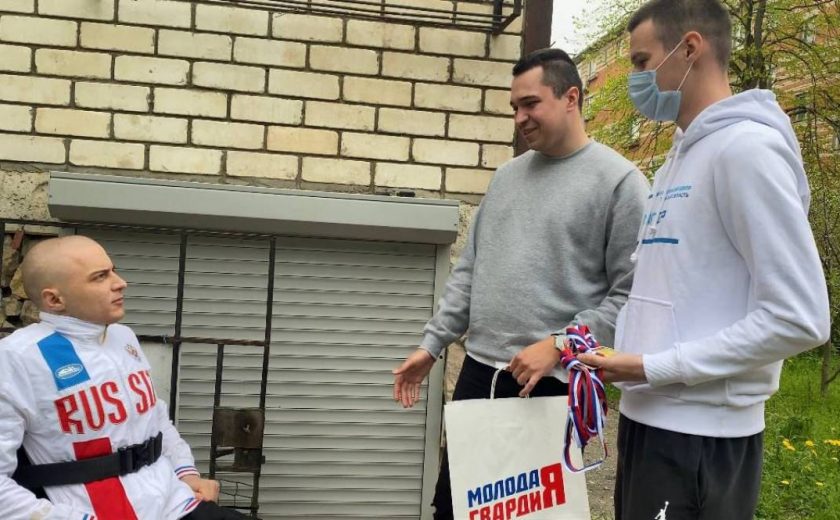 Тульские волонтеры передали подарок спортсмену-паралимпийцу из Алексина