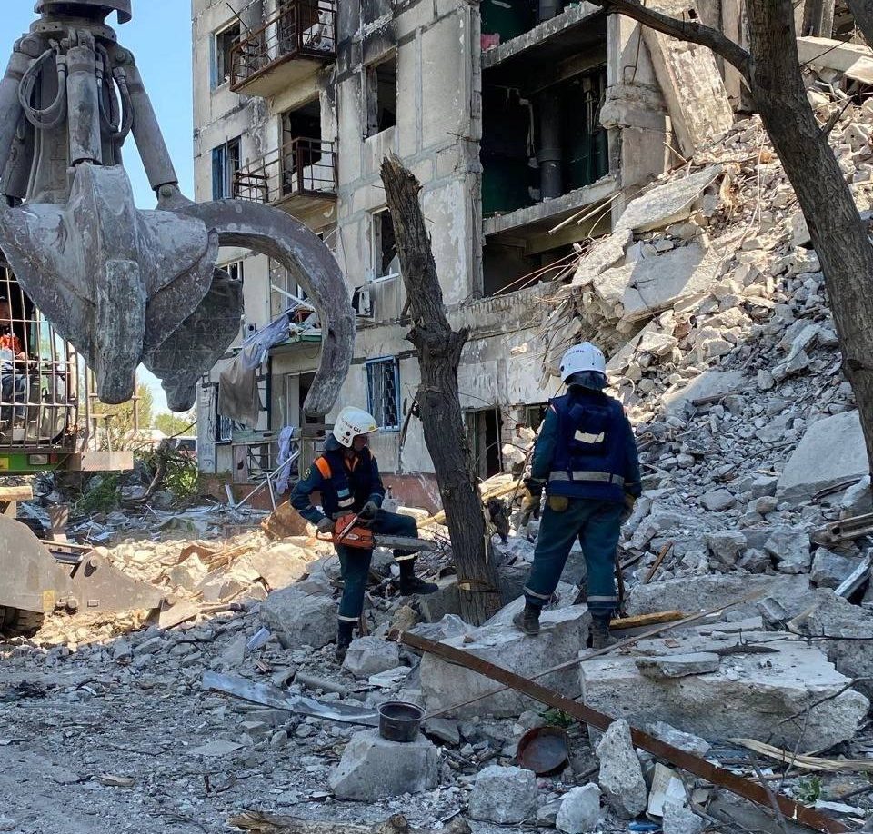 Тульские спасатели разбирают завалы в разрушенном Мариуполе