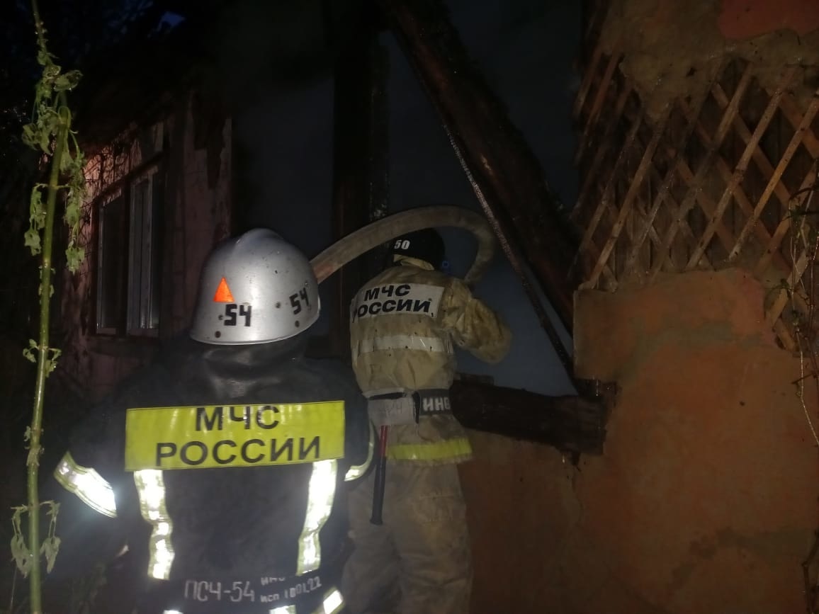В ночном пожаре в Бородинском поселке погиб 64-летний мужчина
