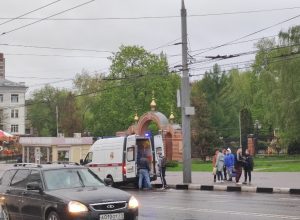 В Туле скорая забрала мужчину с остановки общественного транспорта