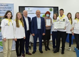 Руководитель «Полипласт Новомосковск» Александр Ковалев наградил финалистов экологического брейн-ринга «Час Земли»