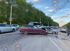 На трассе «Тула-Новомосковск» в тройном ДТП с грузовиком пострадал мужчина