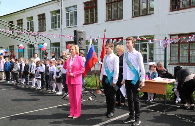 Ольга Слюсарева поздравила выпускников с праздником Последнего звонка