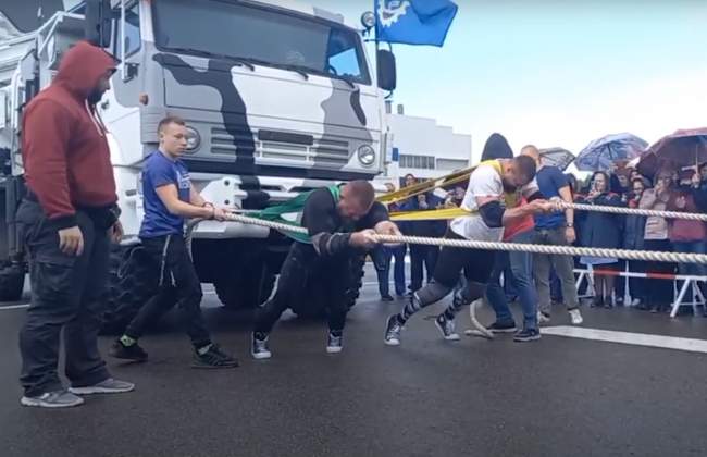 Тульские атлеты за минуту протащили 38-тонный «Панцирь-С1» на 80 сантиметров