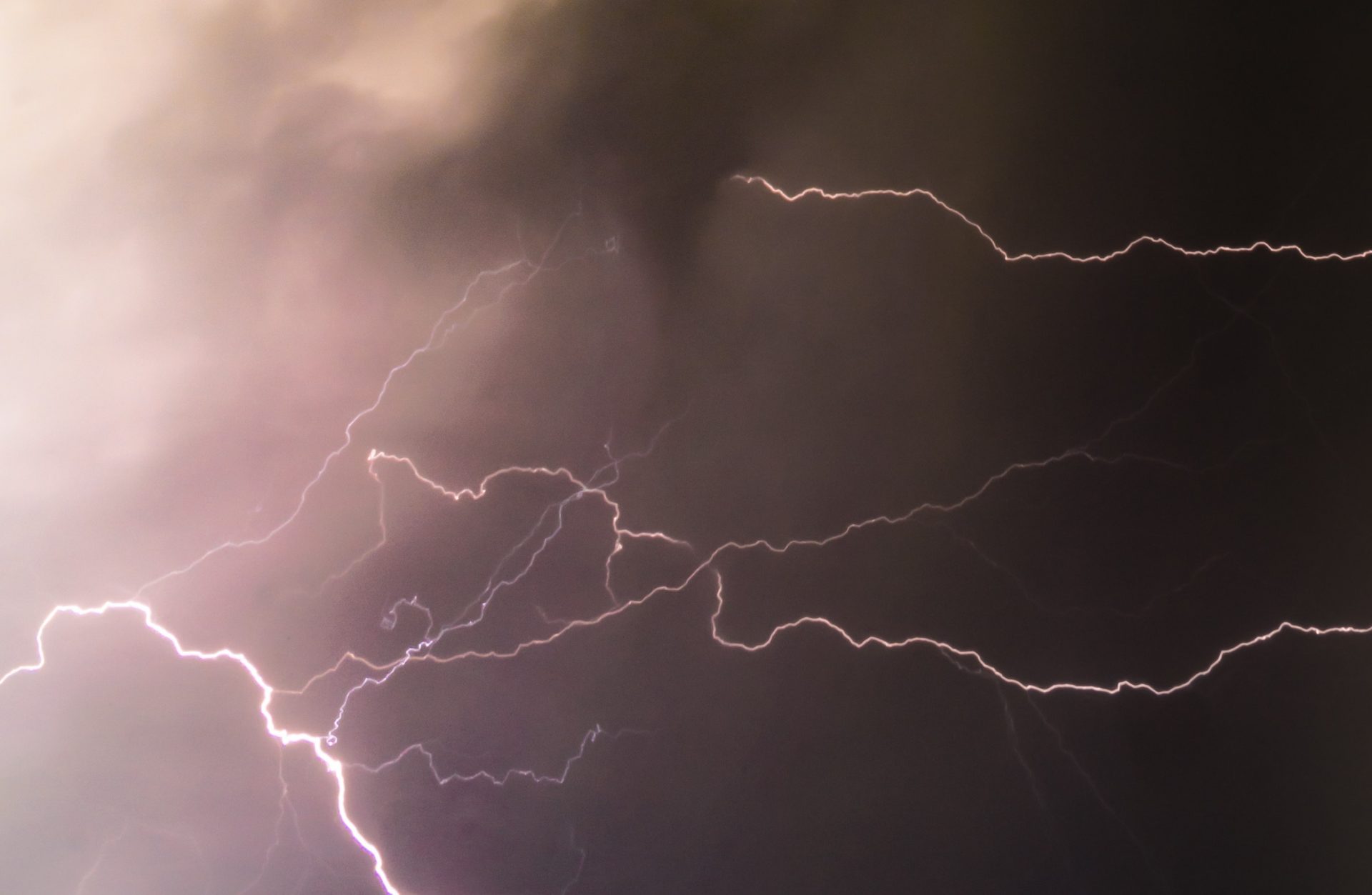 В Тульской области объявили метеопредупреждение из-за грозы